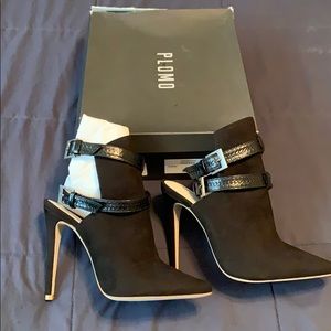 NWT Plomo “Alfonsa” black suede heel